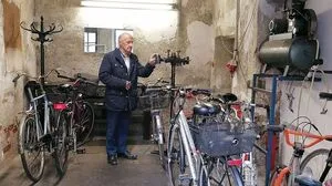 Werner Kunster in seiner Hinterhof-Werkstatt: In den unbeheizten Räumen in der Grazer Mondscheingasse verbrachte er den Großteil seiner 62 Arbeitsjahre