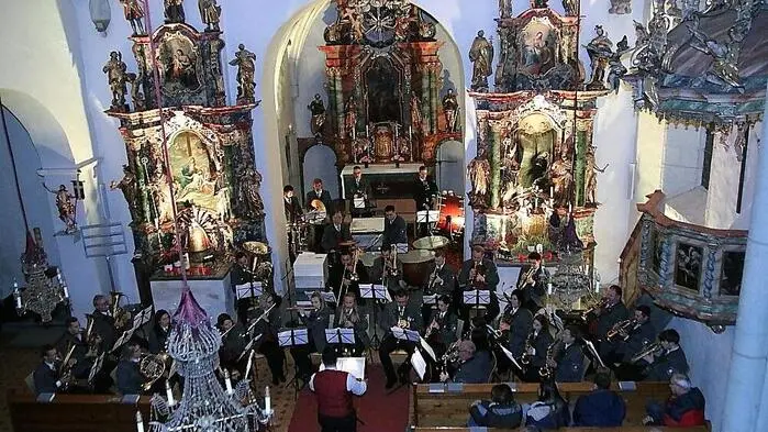 Mit der heimeligen, stilvollen und ansprechend beleuchteten Pfarrkirche von Geistthal hatten die Musikerinnen und Musiker der Blasmusikkapelle Södingtal unter Obmann Thomas Ruprechter den idealen Platz für ihr Konzert „Musik für Menschen“ ausgewählt