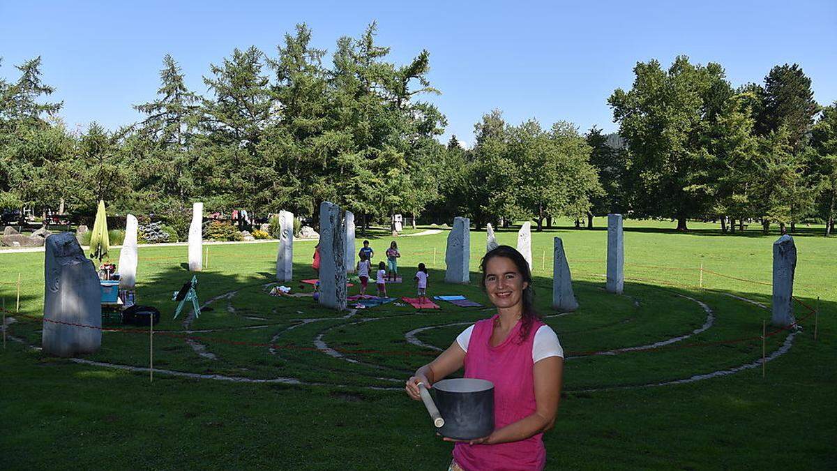 13 Stelen aus Krastaler Marmor hat Schleicher vor zehn Jahren mit Kollegen im Park verankert  