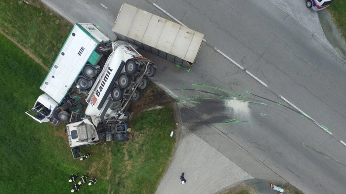Donnerstag in den frühen Morgenstunden kollidierten auf der Packer Straße B 70 bei Greuth (Bezirk Völkermarkt) ein Viehtransporter - er war zum Glück leer - und ein Zementwagen.