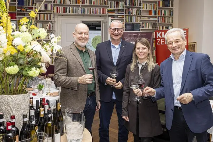 Der „Intervino Wine Award“ wurde von den Kärntner Messen in Kooperation mit der Kleinen Zeitung ins Leben gerufen. Über den gelungenen Auftakt am Freitag freuten sich Messe-Geschäftsführer Bernhard Erler, Präsident Klaus Gürtler vom Kärntner Sommelierverein, Christina Maltschnig vom Kärntner Weinbauverband und Zeremonienmeister Horst Wild (von links). 