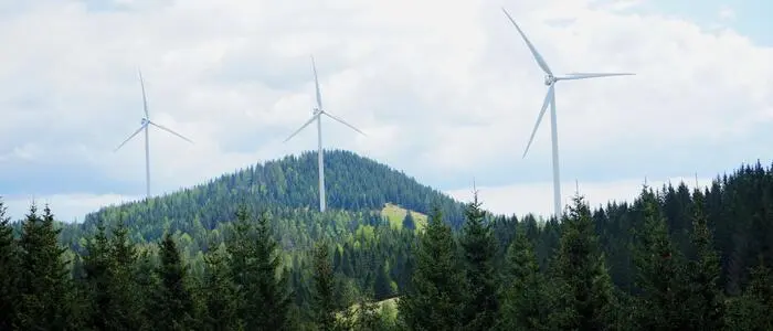 Drei Windräder in den Bergen.