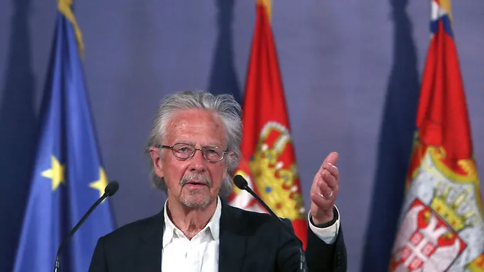 Dass er staatliche Orden entgegennahm und sich mit Genozidleugnern ablichten ließ, brachte Peter Handke viel Kritik ein