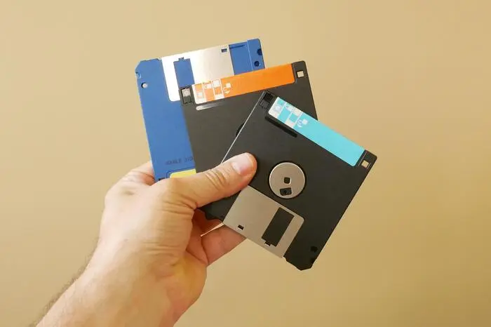 Die Diskette wurde 1969 von IBM auf den Markt gebracht. Sie konnte Dateien bis zu 3,25 Megabyte speichern. Aus heutiger Sicht ist das fast nichts, manche Smartphones haben schon mehr als das 100.000-fache an Speicherplatz.