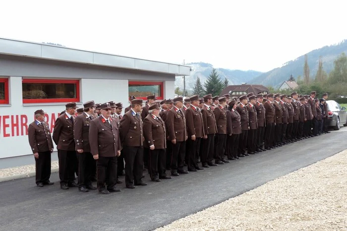 Innerhalb eines Jahres wurde der 1,2 Millionen Euro teure Bau, der durch das Land Steiermark, dem Landesfeuerwehrverband und der Marktgemeinde Kraubath finanziert wurde, mit 5000 ehrenamtlich geleisteten Stunden durch die Kraubather Feuerwehrleute errichtet.