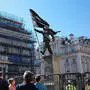 Passanten schauen sich die neue Statue im Zentrum von London an