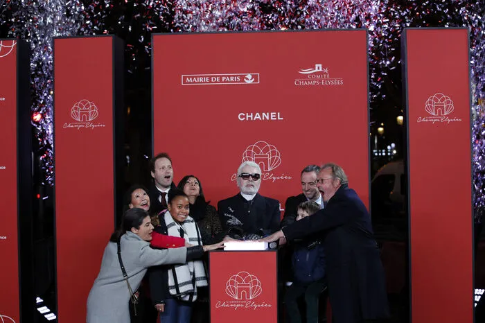 Neben Lagerfeld war unter anderen die sozialistische Bürgermeisterin Anne Hidalgo zu sehen. 