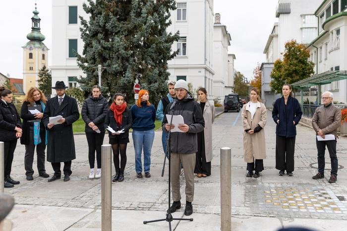 Stolpersteine befinden sich am Straßenrand der Zufahrtsstraße zum LKH-Uni-Klinik