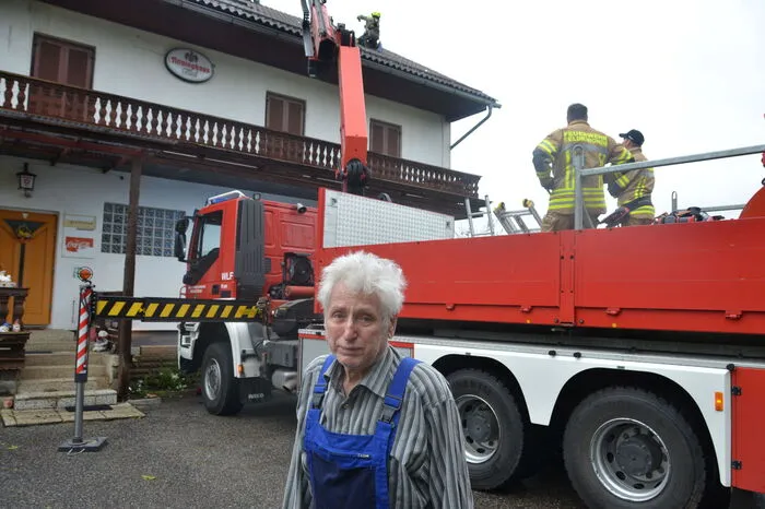 Landwirt Alfred Zink kann vor seinem Haus aus nur zusehen, wie das Hausdach provisorisch abgedichtet wird