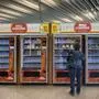 Ältere Frau vor Getränkeautomat, Innenaufnahme, Aeropuerto de Son San Juan, Flughafen Palma de Mallorca, PMI, Mallorca, Balearische Inseln, Balearen, Spanien, Europa Elderly woman in front of vending machine, interior view, Aeropuerto de Son San Juan, Palma de Majorca Airport, PMI, Majorca, Balearic Islands, Balearic Islands, Spain, Europe Copyright: imageBROKER/MichaelxWeber iblimw12775393.jpg ,model released, Symbolfoto ,property released Bitte beachten Sie die gesetzlichen Bestimmungen des deutschen Urheberrechtes hinsichtlich der Namensnennung des Fotografen im direkten Umfeld der Veröffentlichung