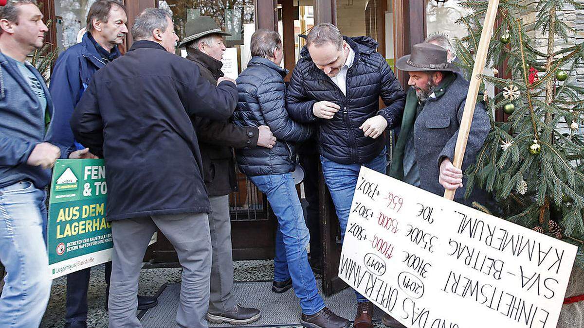 Die protestierenden Bauern stürmten mit Transparenten Schloss Krastowitz in Klagenfurt