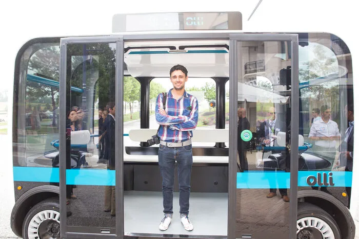 Bis zu zwölf Personen kann der elektrisch angetriebene Bus auf einmal transportieren.