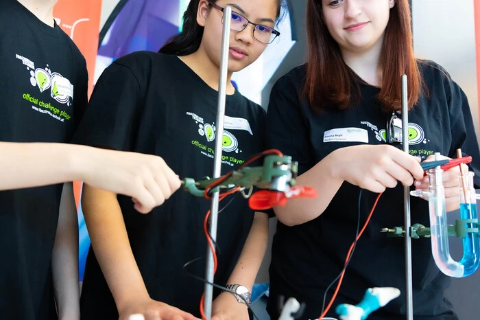 BG/BRG Pestalozzi war bei AVL List und versuchte in einem Experiment, die freigesetzte Körper-Energie in Fitness-Centern zur Stromgewinnung zu nutzen.