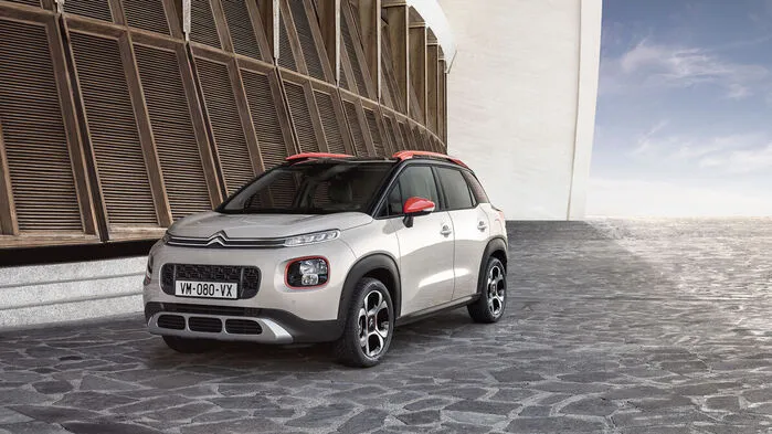Der Citroën C3 Aircross misst in der Länge 4,15, in der Breite 1,76 und in der Höhe 1,64 Meter. Die für die Marke typische Lichtsignatur mit ihren zwei Ebenen schafft eine charakterstarke Frontpartie. Und natürlich bringt er auch eine erhöhte Karosserie (20 mm mehr als beim C3), eine hohe Sitzposition, große Räder und Kotflügelverbreiterungen mit. Fröhlich sind die farbigen Akzente an der Dachreling und an den hinteren Seitenscheiben.
