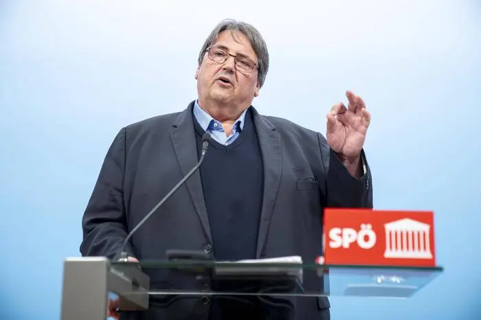 Wien, Österreich. 20 Februar 2024. Pressekonferenz zum Thema Sichere Pensionen mit SPÖ Klub und Parteivorsitzendem Andreas Babler und SPÖ Sozialsprecher Josef Muchitsch im Bild. *** Vienna, Austria February 20, 2024 Press conference on secure pensions with SPÖ club and party chairman Andreas Babler and SPÖ social spokesman Josef Muchitsch in the picture