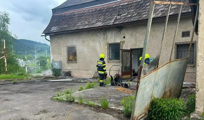 Abfall wurde in Brand gesetzt