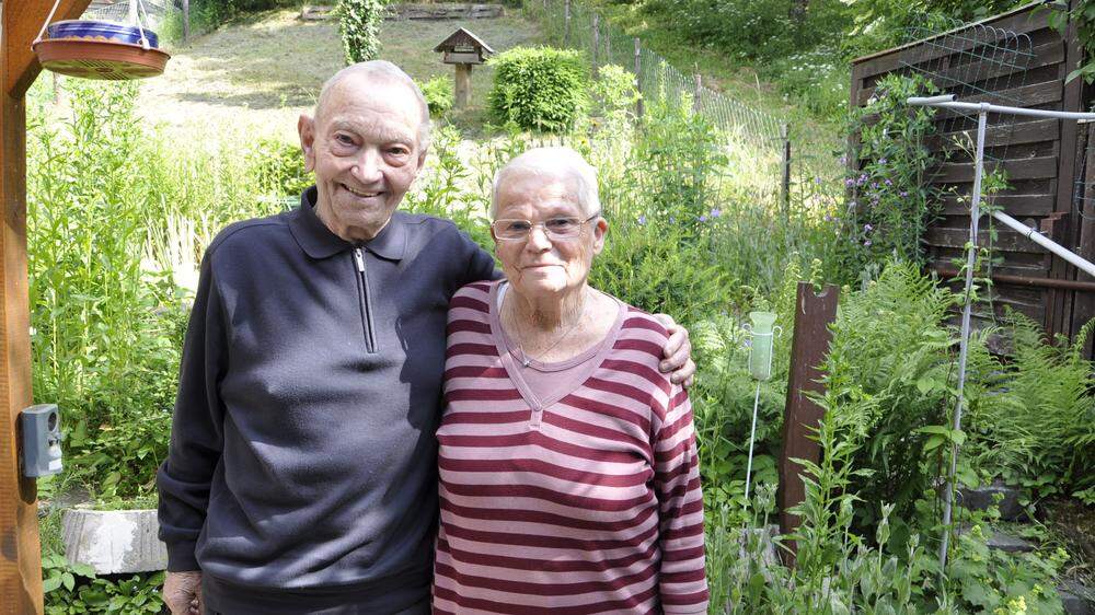 Heribert und Christine Stuhlpfarrer in ihrem Garten in Oberzeiring