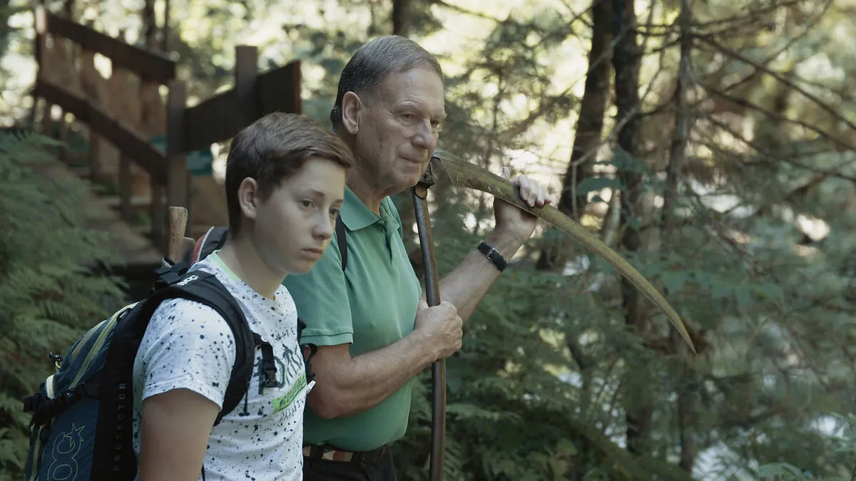 Sigi Leitner und Enkelsohn Niklas kümmern sich gemeinsam um die Wege in der Donnersbacherklamm