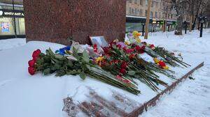 Rosen, Foto, Plüschtiere - stilles Gedenken im Zentrum von Moskau