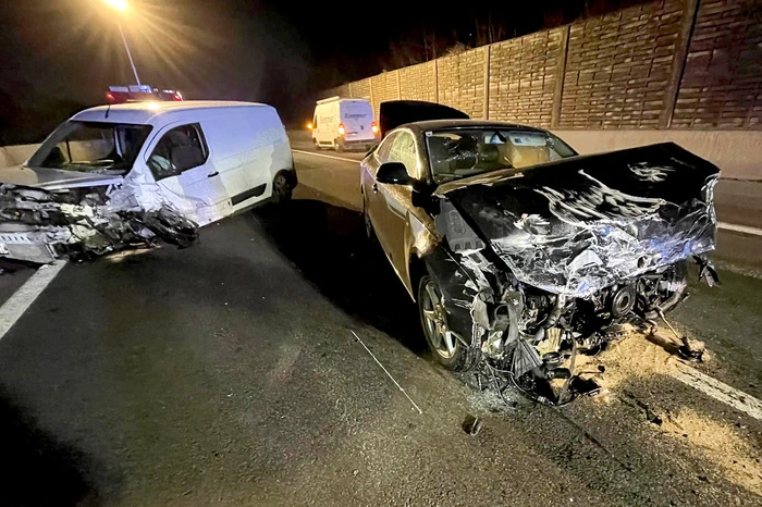 Die beiden an dem Unfall beteiligten Pkw wurden extrem stark beschädigt.
