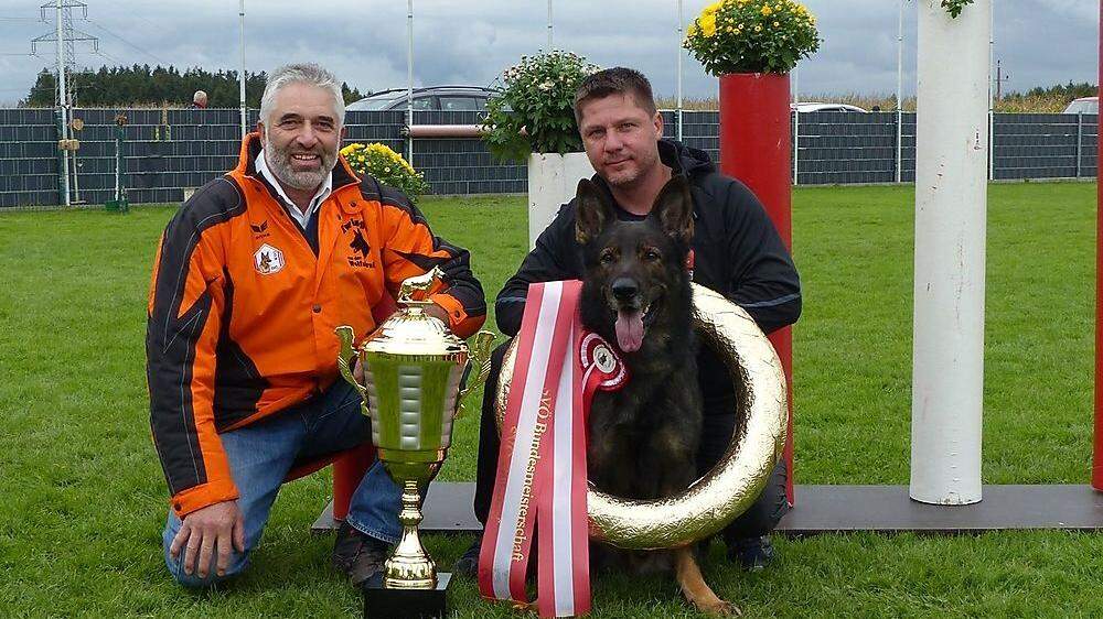 Siegerteam: Hermann Schludermann, &quot;Murphy&quot;, Hundebesitzer Wolfgang Hafner (von links)