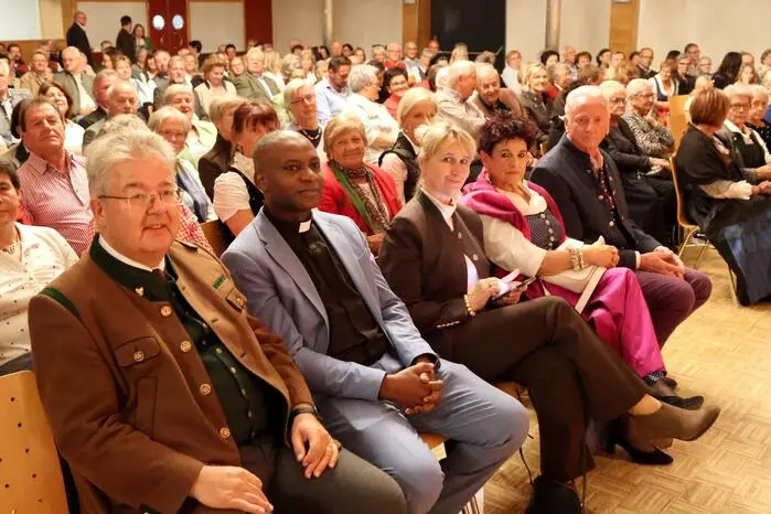 Von den Klängen begeistert zeigten sich unter anderem „Hausherr“ Bürgermeister Walter Zemrosser (links), Steuerberaterin Ines Russling, Provisor John Opara, Tischlermeister Wilfried Ernst sowie Alt-Bürgermeister Manfred Mitterdorfer.