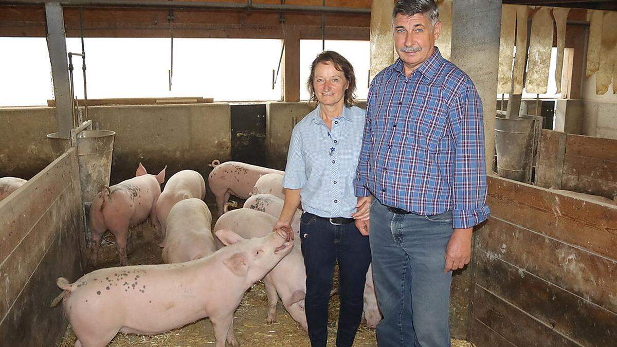 Ida und Hans Skuk mit ihren Schweinen