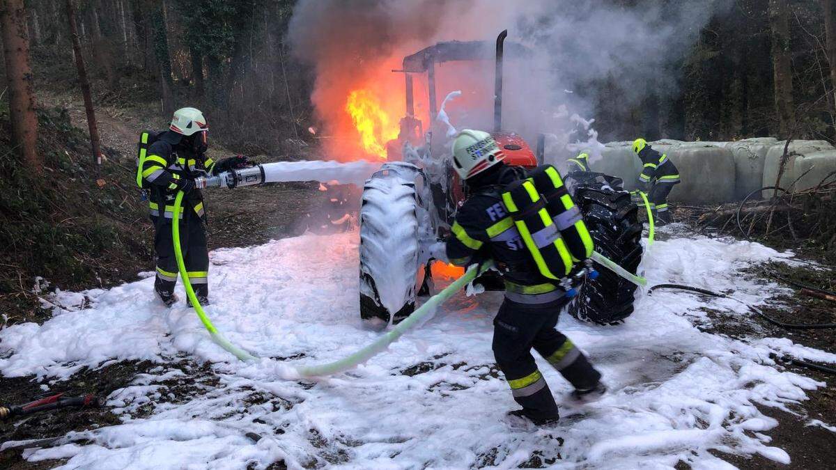 In einem Waldstück in Ligist geriet der Traktor in Brand