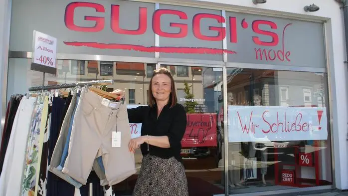 Jennifer Feisl, Inhaberin von „Guggis Mode“  in Weiz sperrt zu