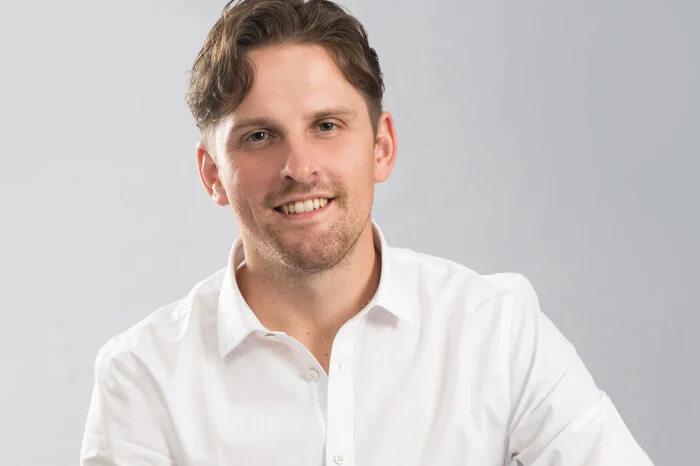 Andreas Gringschgl (34) hat sich auf ein Handwerk spezialisiert, bei dem es um Füße geht. „Eine Lehre als Bandagist habe ich aus Interesse begonnen.“ Die Meisterprüfung hat er abgelegt, „weil der Hang zur Selbstständigkeit da war“. Als junger Unternehmer ist Andreas Grinschgl jetzt „voll motiviert“. Im November 2016 hat er sein „kleines Geschäft“ in Kleinedling bei Wolfsberg eröffnet. Seither arbeitet er daran, „angenommen zu werden“. Er weiß, dass die Leute „immer gesundheitsbewusster werden“ und hofft, sich mit der Qualität seiner Handarbeit durchzusetzen.