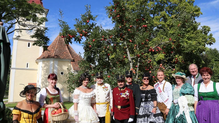 Unter dem Motto "Der Kaiser hält Hof" stand in diesem Jahr die Erlebnisfahrt auf der Steirischen Apfelstraße.