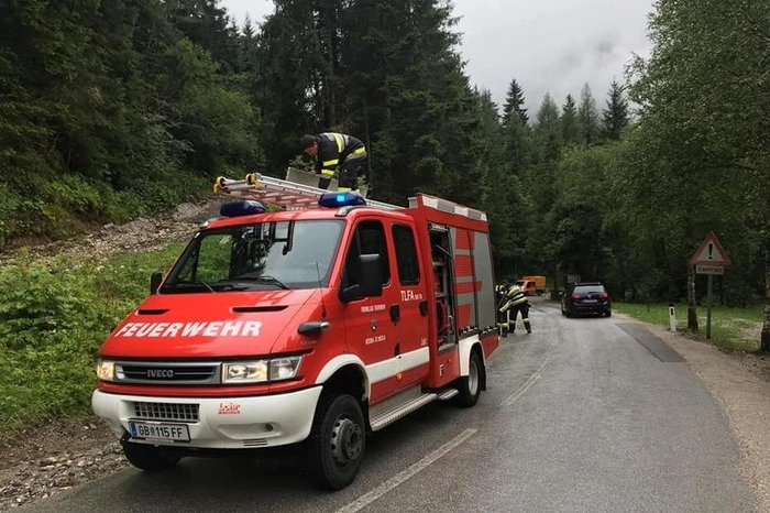 Die Feuerwehr Mössna-St. Nikolai musste nach dem Starkregen ausrücken. Ein Seitenbach ist über die Ufer getreten und hat die L704 verschmutzt. Die Feuerwehr musste die Fahrbahn reinigen und unterstüzten die Straßenmeisterrei Gröbming.