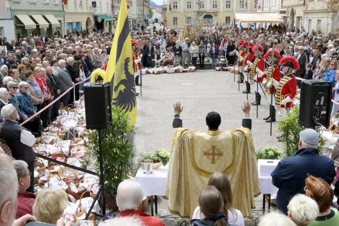 Bei der Osterspeisensegnung am Hauptplatz gesehen wurden unter anderem Bürgermeister Martin Kulmer, Berufsfotografen-Innungsmeister Michael Linzer sowie der ehemalige Chef des Bezirksgerichtes St. Veit, Herbert Müller. 
