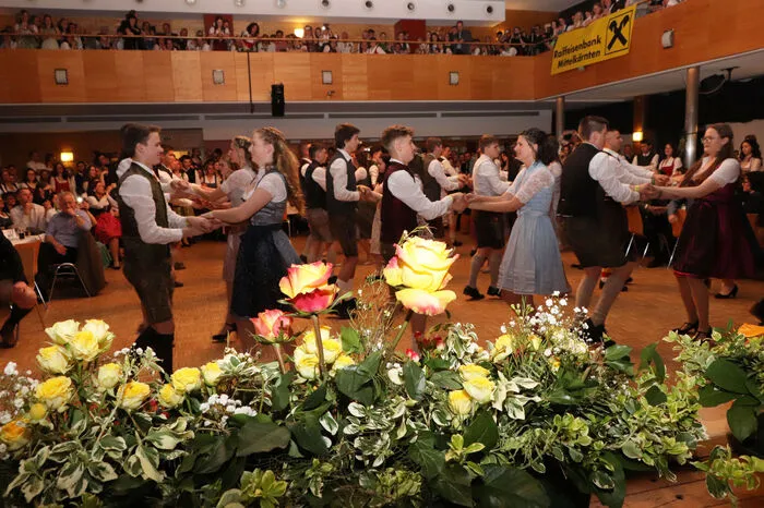 Die Eröffnungspolonaise der Schülerinnen und Schüler  wurde von Gaby Remschnig einstudiert.