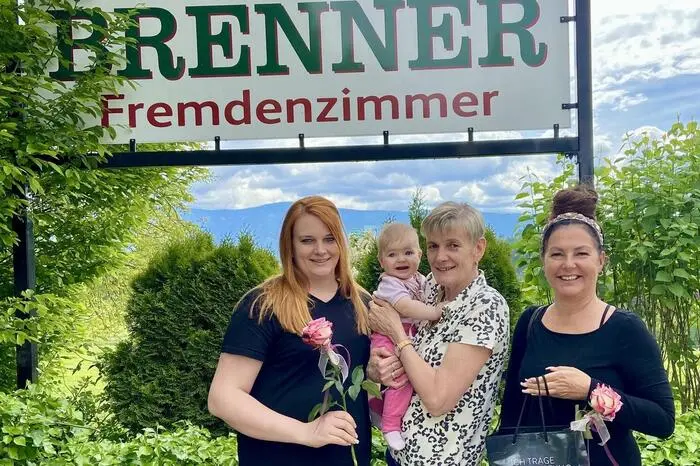 Seit 1993 führt Evelin Brenner-Jäger den Gasthof Brenner in Schönweg, St. Andrä. Neben gutbürgerlicher Küche gibt es auch Spezialkarten, je nach Saison. Vom Gasthof aus kann man einen schönen Ausblick auf die Koralpe genießen. Für Feierlichkeiten stehen zwei Säle und eine Sonnenterrasse zur Verfügung. Unterstützt wird Brenner-Jäger von ihrer Tochter Johanna.