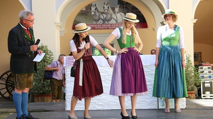 Nach der Feldmesse und der Eröffnung im Schlosshof von Piber, zu der auch der frisch designierte Landeshauptmann und noch Kulturlandesrat Christopher Drexler gekommen war, wurden das Lipizzanerdirndl und die Köflacher Tracht präsentiert.