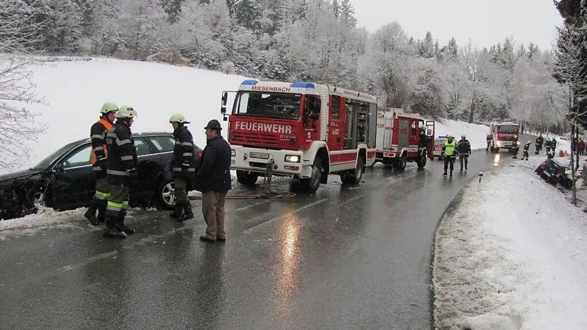 Die Feuerwehren Miesenbach und Vorau bargen die beiden Unfallautos