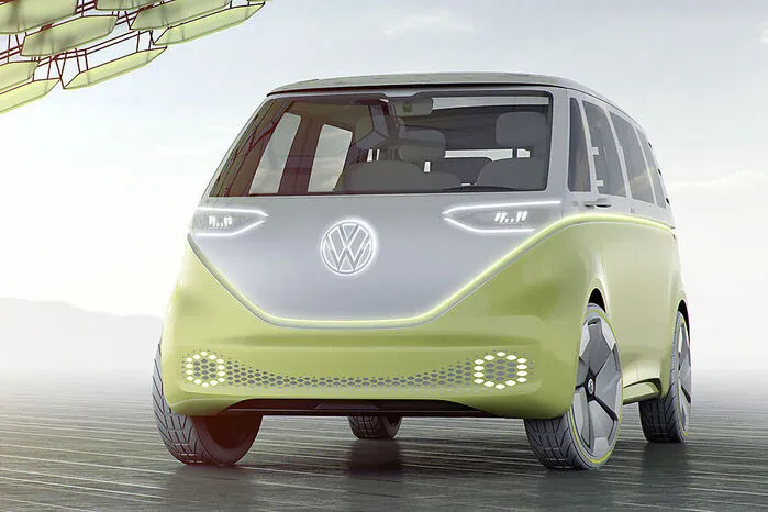 Der I.D. Buzz ist das neueste Mitglied der Elektroautofamilie von VW und orientiert sich optisch am Kult-Bus der 1950er-Jahre, ist aber ein reiner Stromer. Mit seinen 3,3 Metern Radstand bietet er im Inneren jede Menge Platz: 660 bis 4600 Liter Laderaum stehen auf dem Programm. Für einen brauchbaren Wendekreis soll eine Hinterachslenkung des Allradlers sorgen. Der Buzz ist 4,94 Meter lang, misst in der Breite 1,98 und in der Höhe 1,96 Meter.