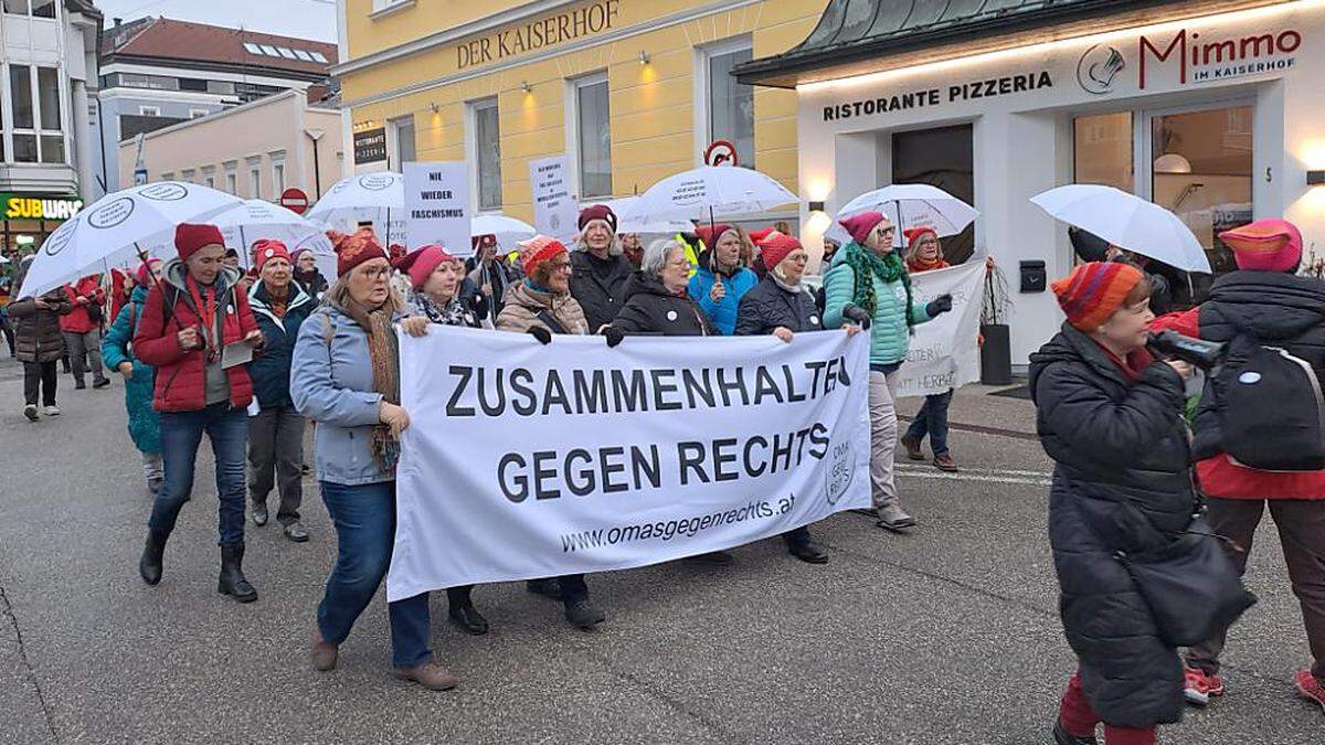 Demonstranten gegen rechts in Ried | Die „Omas gegen Rechts“ riefen zum Protest gegen die FPÖ