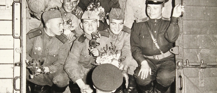 Lachende russische Soldaten im geöffneten Eisenbahnwaggon beim Abzug der russischen Besatzungsmacht am Frachtenbahnhof Baden bei Wien 1955