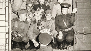 Lachende russische Soldaten im geöffneten Eisenbahnwaggon beim Abzug der russischen Besatzungsmacht am Frachtenbahnhof Baden bei Wien 1955