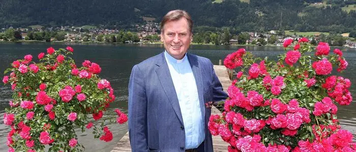 Ein Pfarrer steht vor einem See. | Dechant Erich Aichholzer wurde für weitere sechs Jahre verlängert