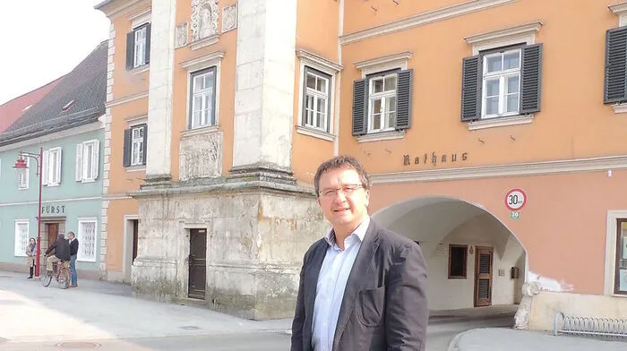 Bürgermeister Anton Vukan vor dem Murecker Rathaus
