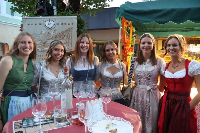 Weitere 22 Betriebe boten verschiedene Arten von Wein, Säften und Schnäpsen an.