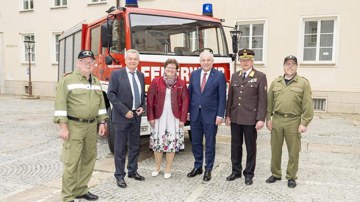 LH-Stv. Lang (2.v.l.), Landtagsabgeordnete Karelly (3.v.l.), LH Schützenhöfer (4.v.l.) und Landesfeuerwehrkommandant Leichtfried (5.v.l.) mit Vertretern der Freiwilligen Feuerwehr Fischbach