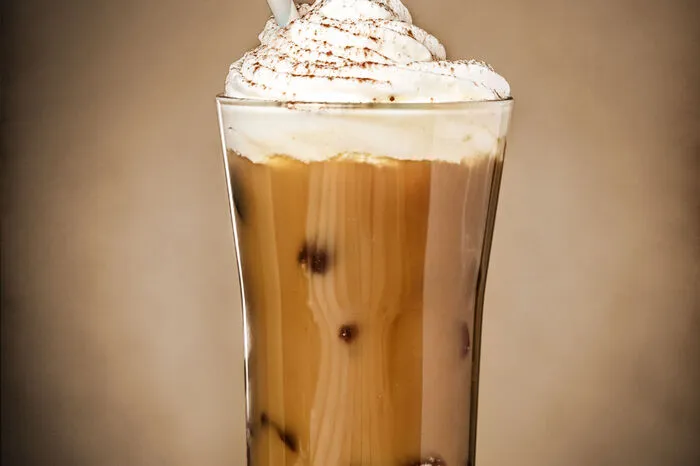 Zubereitung: Befüllen Sie eine Eiswürfelform mit schwarzem Filterkaffee und lassen Sie die Kaffee-Eiswürfel im Tiefkühlfach gefrieren. Geben Sie die Kaffee-Eiswürfel in ein hohes Glas. Füllen Sie das Glas mit Milch auf und fertig ist der etwas andere Eiskaffee!
