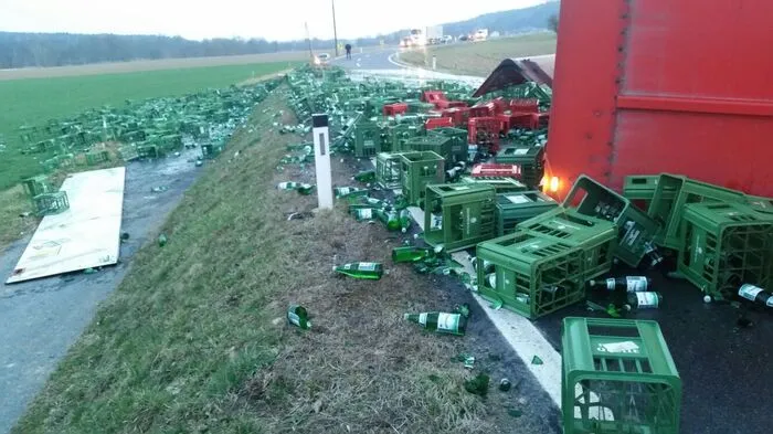 In Hofstätten (Deutsch Goritz) kippte ein Lkw-Hänger um. Tausende Flaschen Mineralwasser fluteten die L 211.