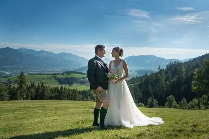 Seit dem Jahr 2011 gehen Julia Lettner und Andreas Zentner aus Raumberg gemeinsam durchs Leben. Jetzt haben sie in der Pfarrkirche Pürgg „Ja“ zueinander gesagt. Gemeinsam mit Familie und Freunden wurde im Gasthof Krenn einwunderschönes Hochzeitsfest gefeiert.