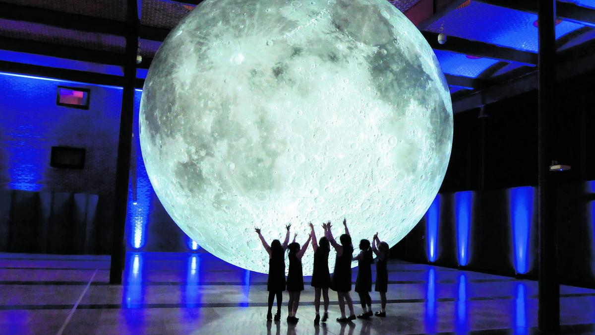 Die Installation „Museum of the Moon“ von Luke Jerram wird in der Stadtpfarrkirche zu sehen sein