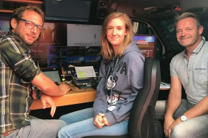 ORF-Redakteur Hannes Kargl (rechts) sorgt als Chef vom Dienst der Sendung "Guten Morgen Österreich" für ein buntes Programm und sichert im Hintergrund den reibungslosen Ablauf der Livesendung. Im Bild mit Regisseur Axel Hoffmann und Katharina Cimzar